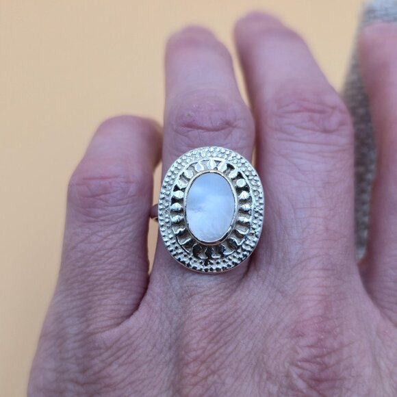 Size 9.25 Sterling Silver Large Oval Face White Shell Band Ring A4640 - Picture 3 of 8